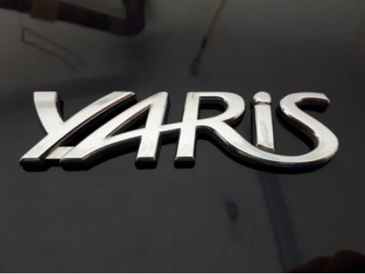Emblemat logo napis toyota yaris plastik